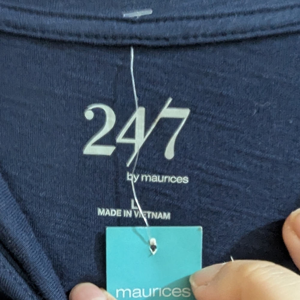 Maurices 24/7 Tee Shirt Sz Large Stars Navy Blue Crew Neck - Picture 4 of 8